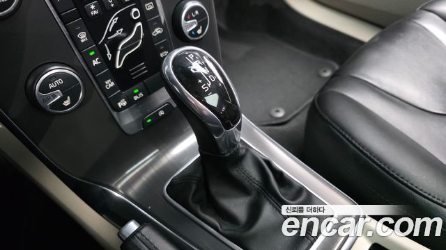 Volvo V40 2016 — photo 12