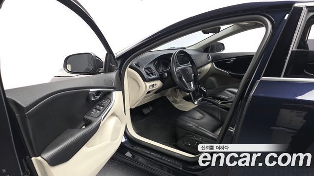 Volvo V40 2016 — photo 13