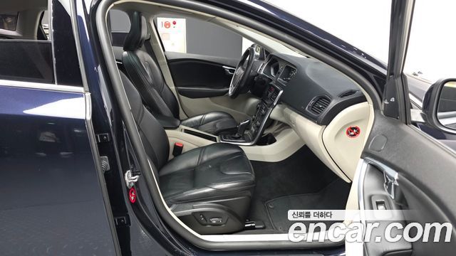 Volvo V40 2016 — photo 17