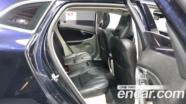 Volvo V40 2016 — photo 18