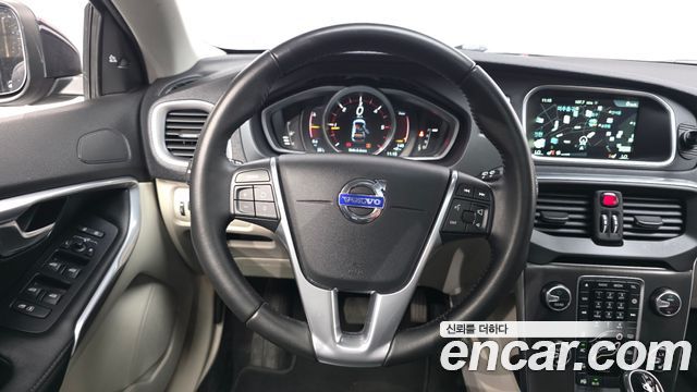 Volvo V40 2016 — photo 19