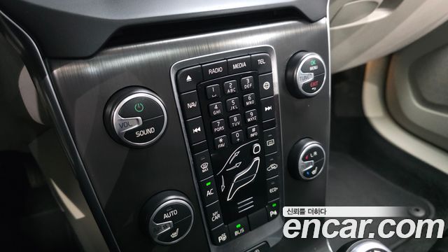 Volvo V40 2016 — photo 23