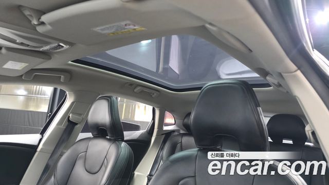 Volvo V40 2016 — photo 24