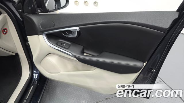 Volvo V40 2016 — photo 14