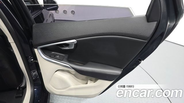 Volvo V40 2016 — photo 15