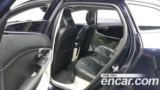 Volvo V40 2016 — photo 16