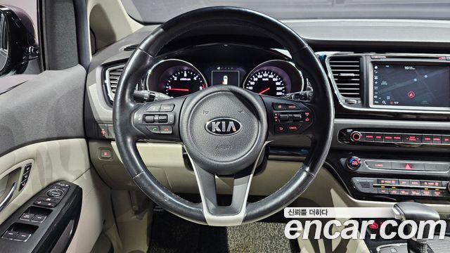 Kia Canival 2017 — photo 22