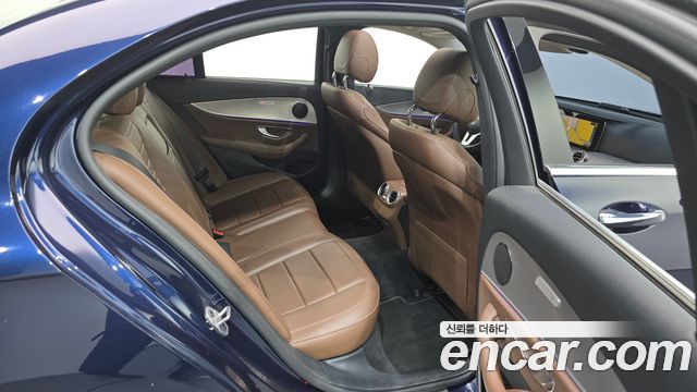 Mercedes-Benz E-Class 2019 — photo 11
