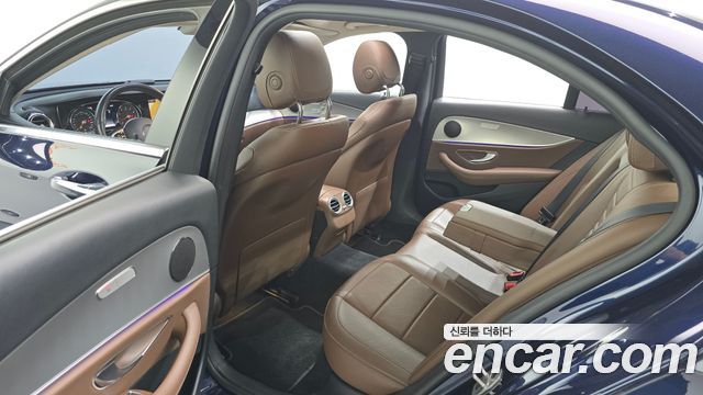 Mercedes-Benz E-Class 2019 — photo 12