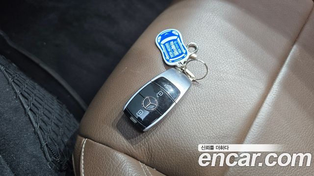 Mercedes-Benz E-Class 2019 — photo 16