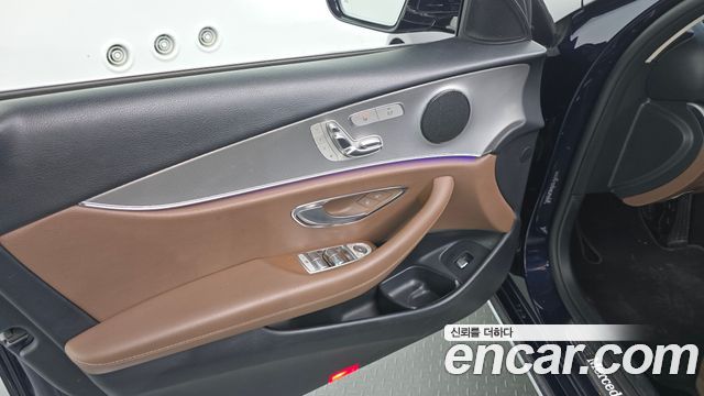 Mercedes-Benz E-Class 2019 — photo 18