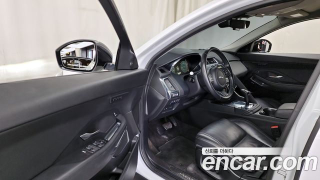 Jaguar E-PACE 2020 — photo 10