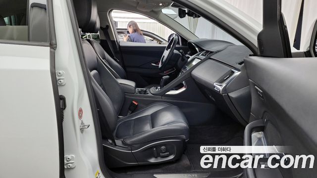Jaguar E-PACE 2020 — photo 11