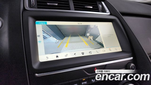 Jaguar E-PACE 2020 — photo 15