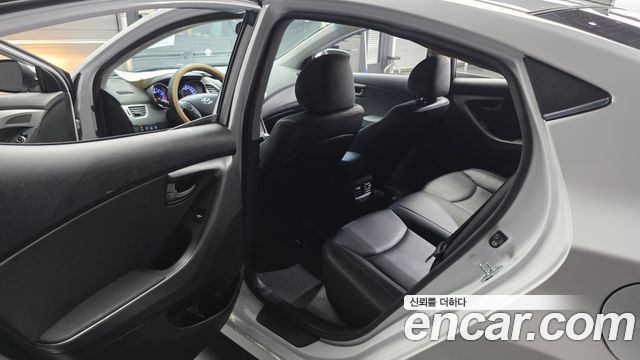 Hyundai AVANTE 2015 — photo 11