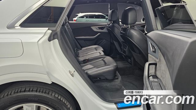 Audi Q8 2020 — photo 11