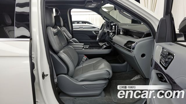 Lincoln Navigator 2021 — photo 17