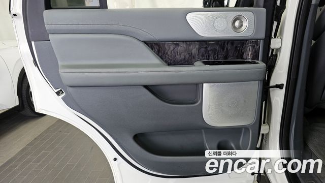 Lincoln Navigator 2021 — photo 15