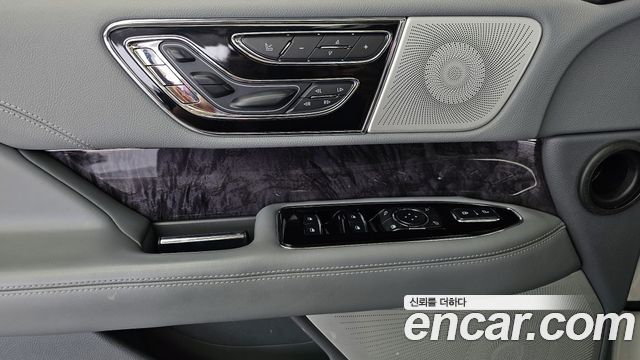 Lincoln Navigator 2021 — photo 32