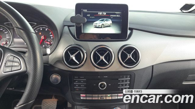 Mercedes-Benz B-Class 2018 — photo 21
