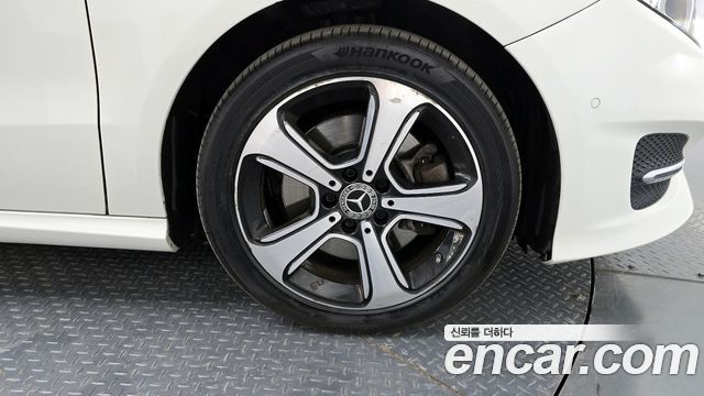 Mercedes-Benz B-Class 2018 — photo 28