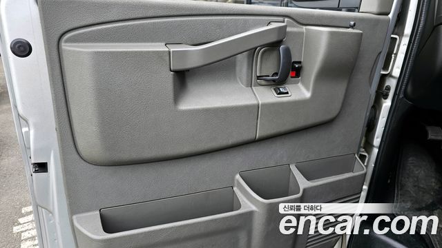 GMC Savana 2020 — photo 14