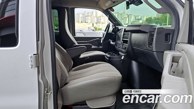 GMC Savana 2020 — photo 16