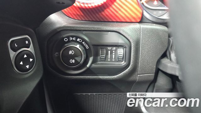 Jeep Wrangler 2019 — photo 18