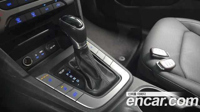 Hyundai AVANTE 2016 — photo 12