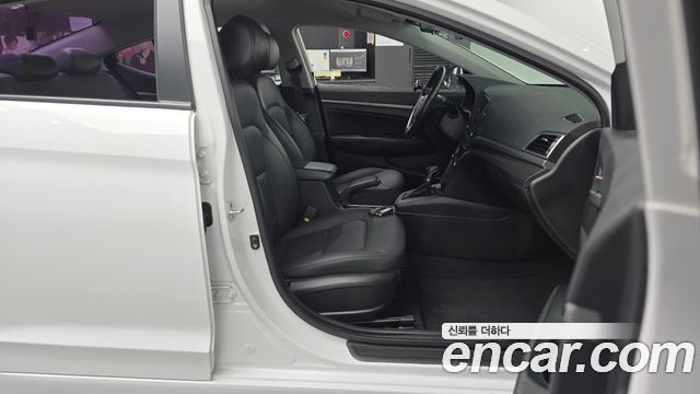 Hyundai AVANTE 2016 — photo 16