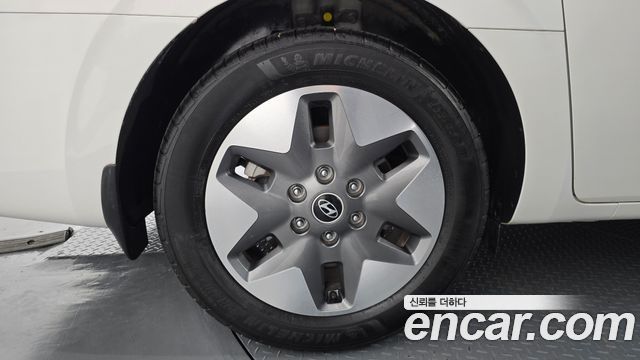 Hyundai Staria 2025 — photo 5