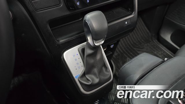 Hyundai Staria 2025 — photo 12