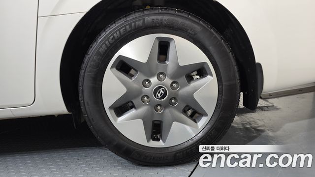 Hyundai Staria 2025 — photo 7