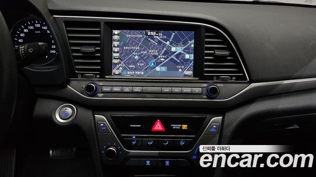 Hyundai AVANTE 2018 — photo 19