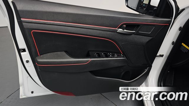 Hyundai AVANTE 2018 — photo 14