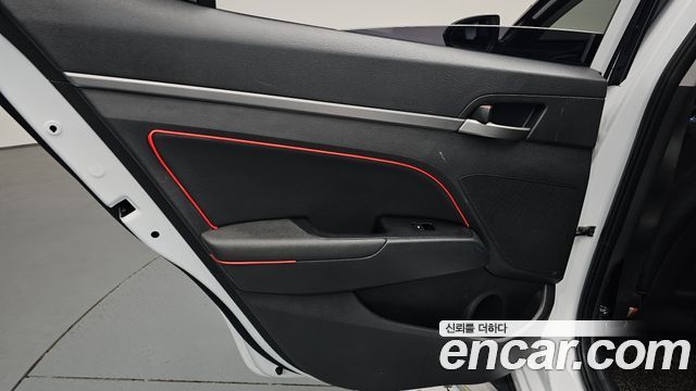 Hyundai AVANTE 2018 — photo 15