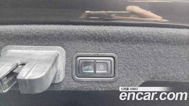 Audi A8 2015 — photo 16