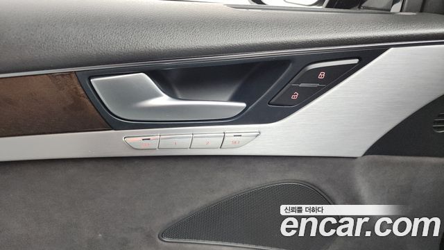 Audi A8 2015 — photo 18