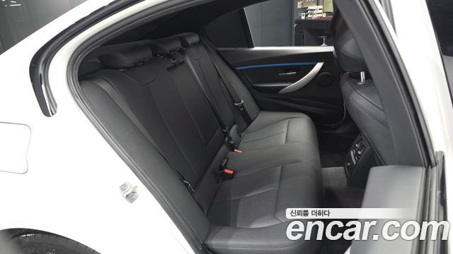 BMW 3-Series 2018 — photo 18