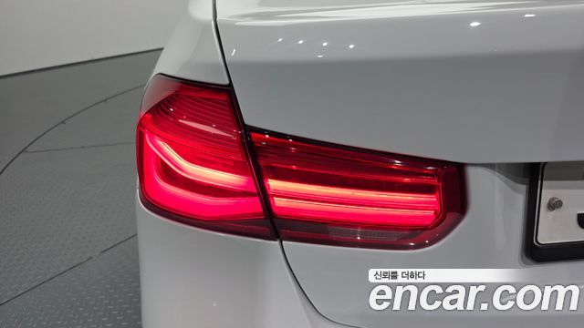 BMW 3-Series 2018 — photo 9