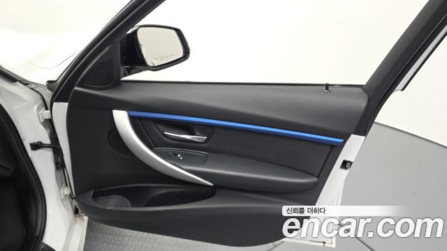 BMW 3-Series 2018 — photo 14