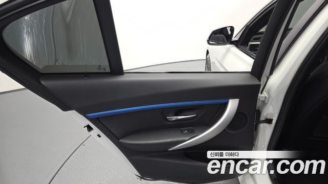 BMW 3-Series 2018 — photo 15