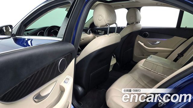 Mercedes-Benz C-Class 2019 — photo 17