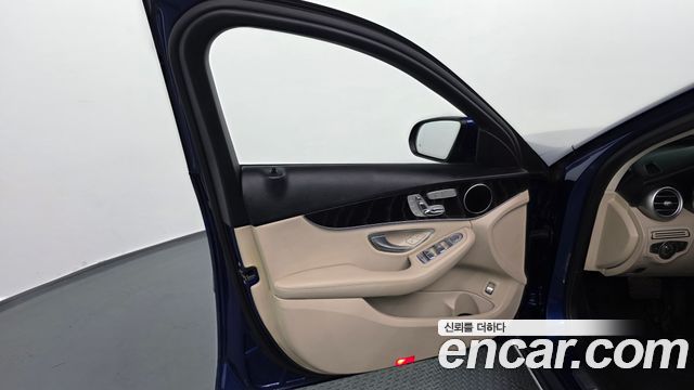 Mercedes-Benz C-Class 2019 — photo 14