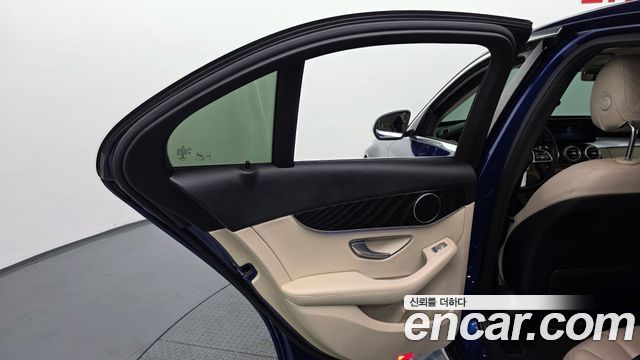 Mercedes-Benz C-Class 2019 — photo 15