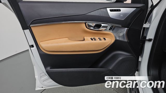Volvo XC90 2023 — photo 14
