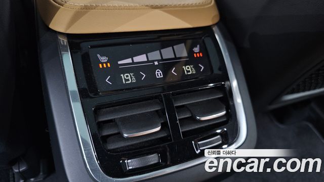 Volvo XC90 2023 — photo 32