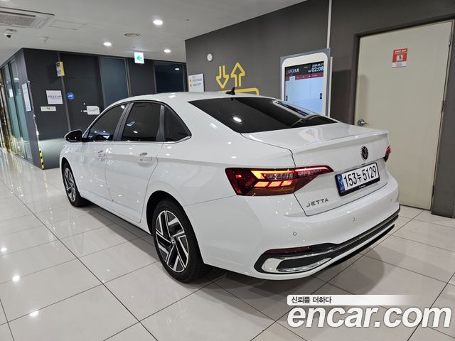 Volkswagen Jetta 2023 — photo 2