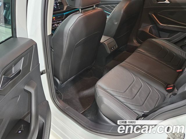 Volkswagen Jetta 2023 — photo 11