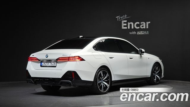 BMW 5-Series 2025 — photo 2